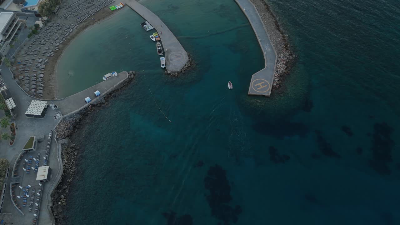 크레타 (그리스) 의 항구 에 들어가는 작은 배, 해가 지는 순간