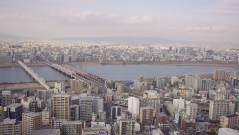 Vista-Aérea-Del-Río-Yodogawa-Y-El-Distrito-De-Umeda-De-Osaka-Japón