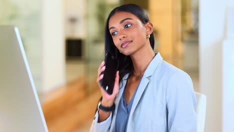 Smiling-businesswoman-talking-on-phone