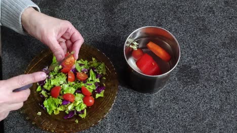 Weiße-Frau-Kocht-Einen-Salat-An-Einem-Marmol-Tisch