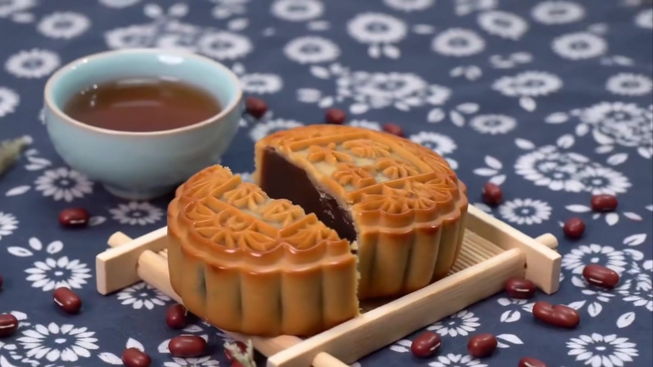 Bolo da lua chinês tradicional girando com chá quente.