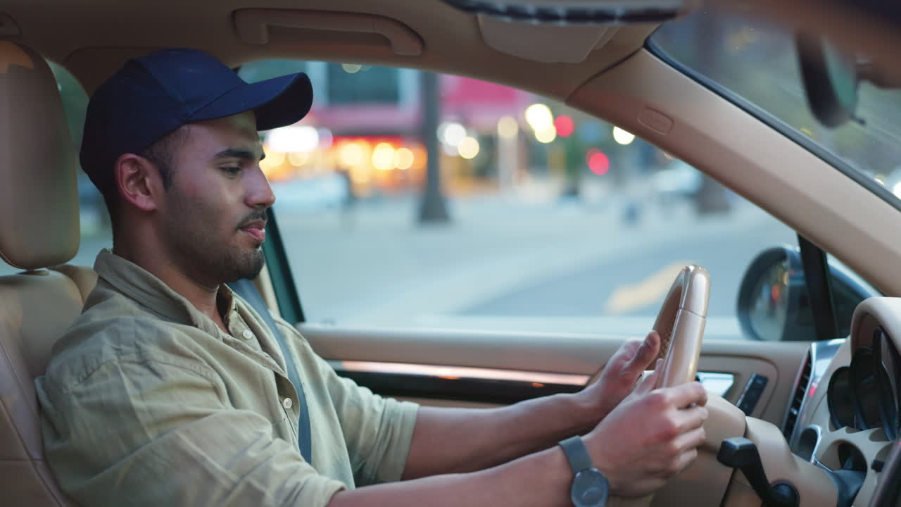 hombre conduciendo un coche por la noche