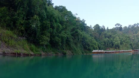 Casas-Balsa-De-Bambú-En-El-Lago-Cheow-Lan-En-El-Parque-Nacional-De-Khao-Sok,-Tailandia