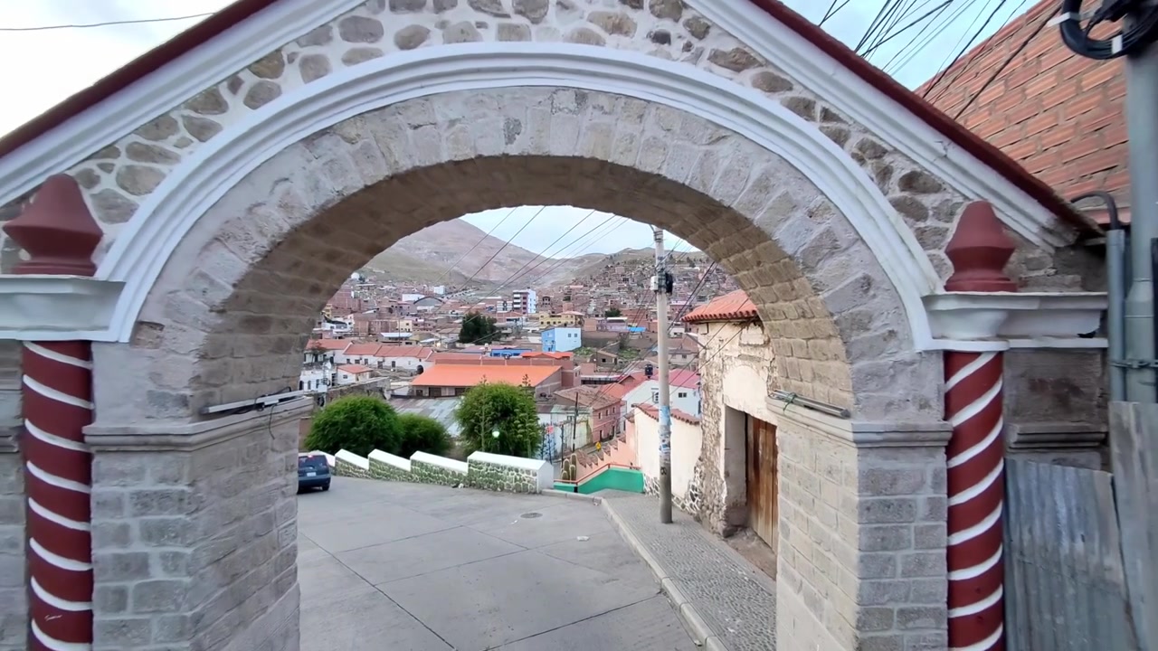 Potosi Bolivya Şehir Manzarası, Cerro Rico Dağı Arco de Cobija Kemer Geçidi ile Çerçevelenmiş