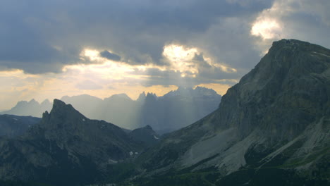 Impresionante-Puesta-De-Sol,-Rayos-De-Sol-De-La-Hora-Dorada-En-Las-Montañas-De-Los-Dolomitas-De-Italia,-Antena