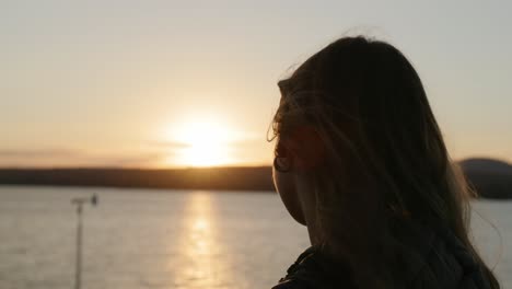 Niña-Bonita-Disfrutando-De-La-Vista-Del-Atardecer-En-La-Playa-En-Magog,-Quebec,-Canadá