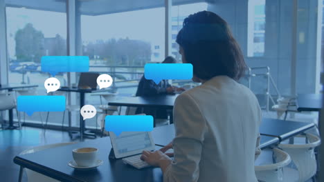 animación de mensajes y burbujas de habla iconos sobre mujer caucásica usando tableta digital en el café.