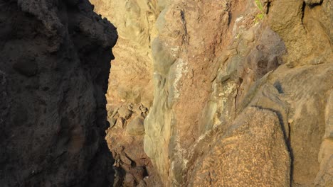 formación rocosa erosionada a lo largo de una parte costera de los gigantes, tenerife con un avión no tripulado panorámico disparado inclinando hacia abajo