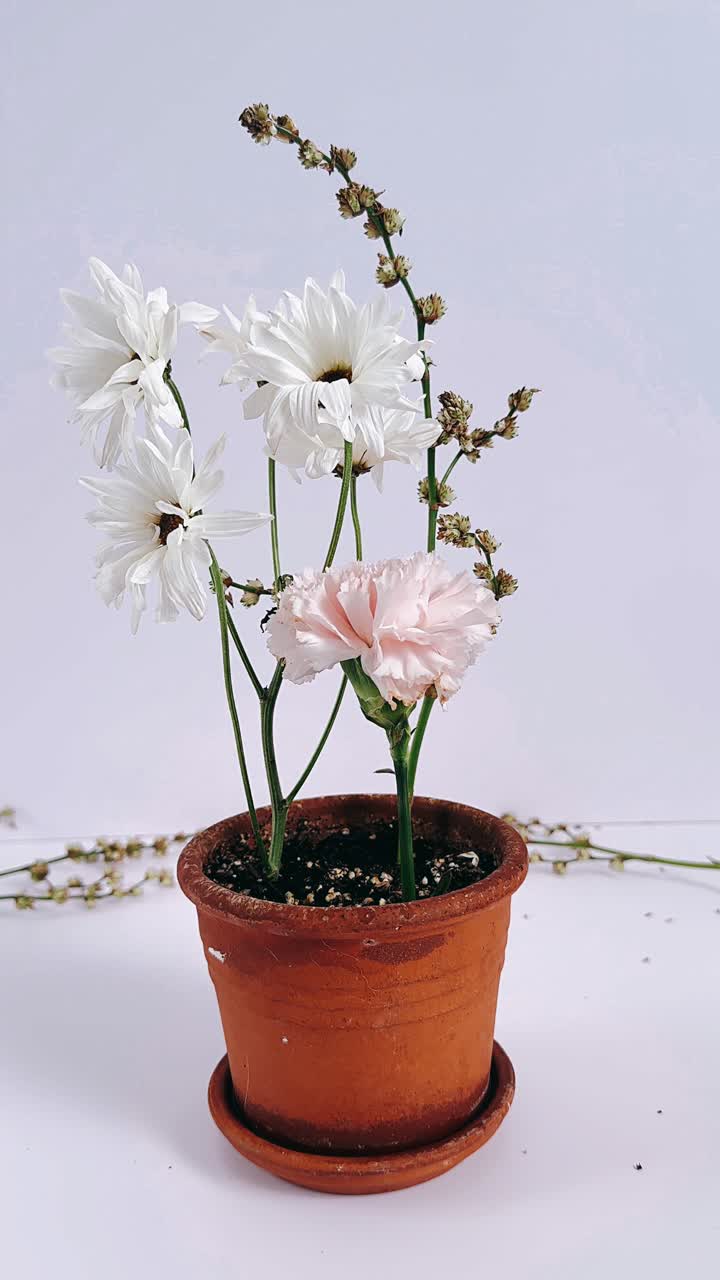 arreglo floral sencillo en una olla de terracota