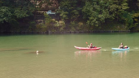 Diaaufnahme-Von-Menschen,-Die-In-Kyoto,-Japan,-Einen-Fluss-Hinunter-Kajak-Fahren-4k-Zeitlupe