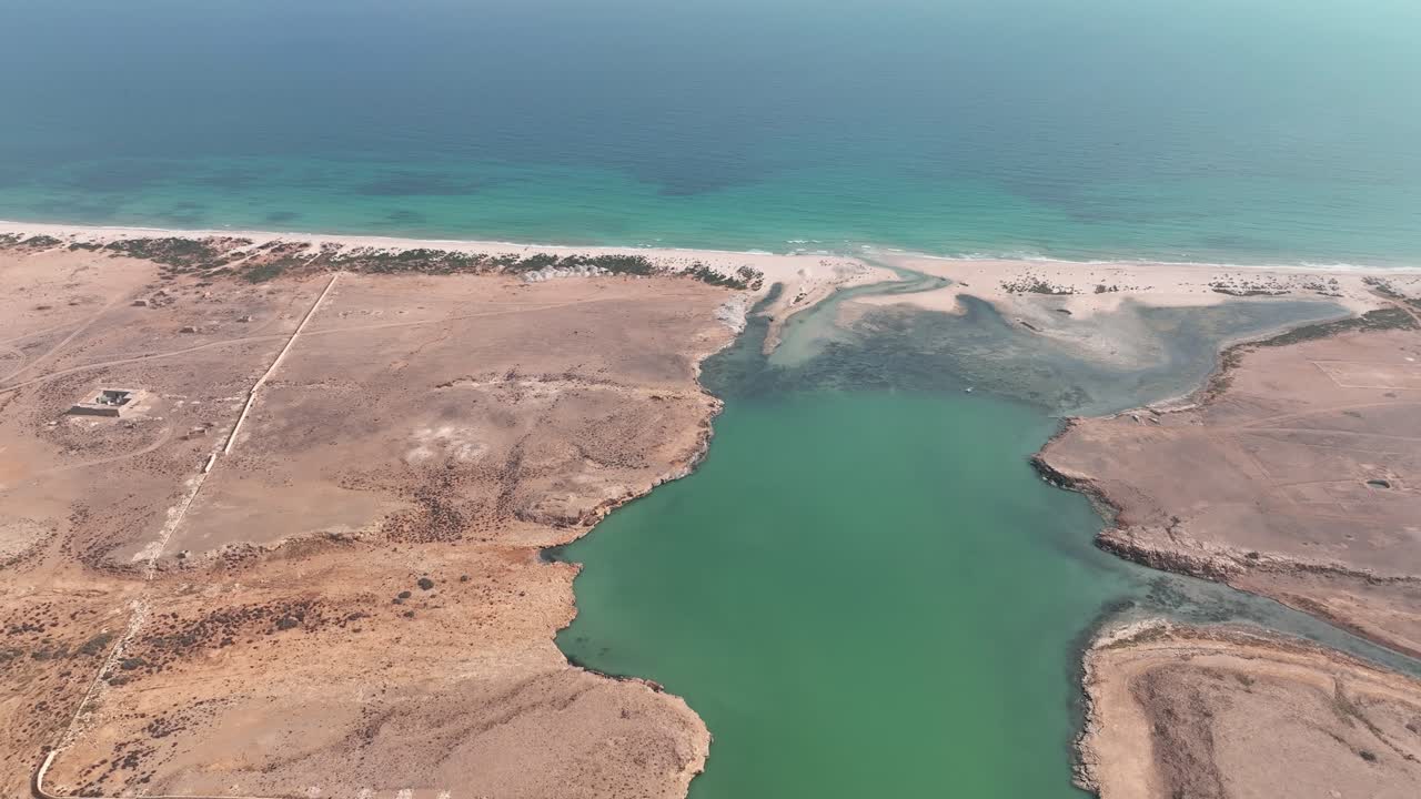 Veduta aerea paesaggistica del delta di un fiume che sfocia sulla spiaggia sull'Isola di Socotra, Yemen