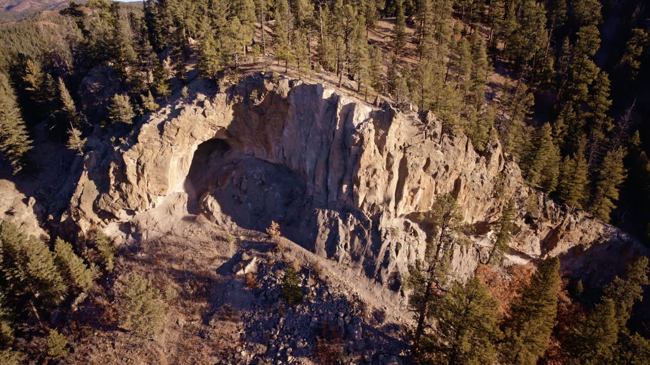 Elokuvamainen dronekuvaus jyrkistä kallionreunoista harvoin puineen New Mexicon ympäristössä.