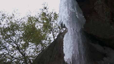 hielo derritiéndose de las cascadas en la cueva de cenizas en el parque estatal hocking hills, south bloomingville, ohio, ee.uu.