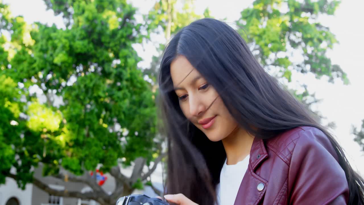 디지털 카메라 4k를 사용하는 여성