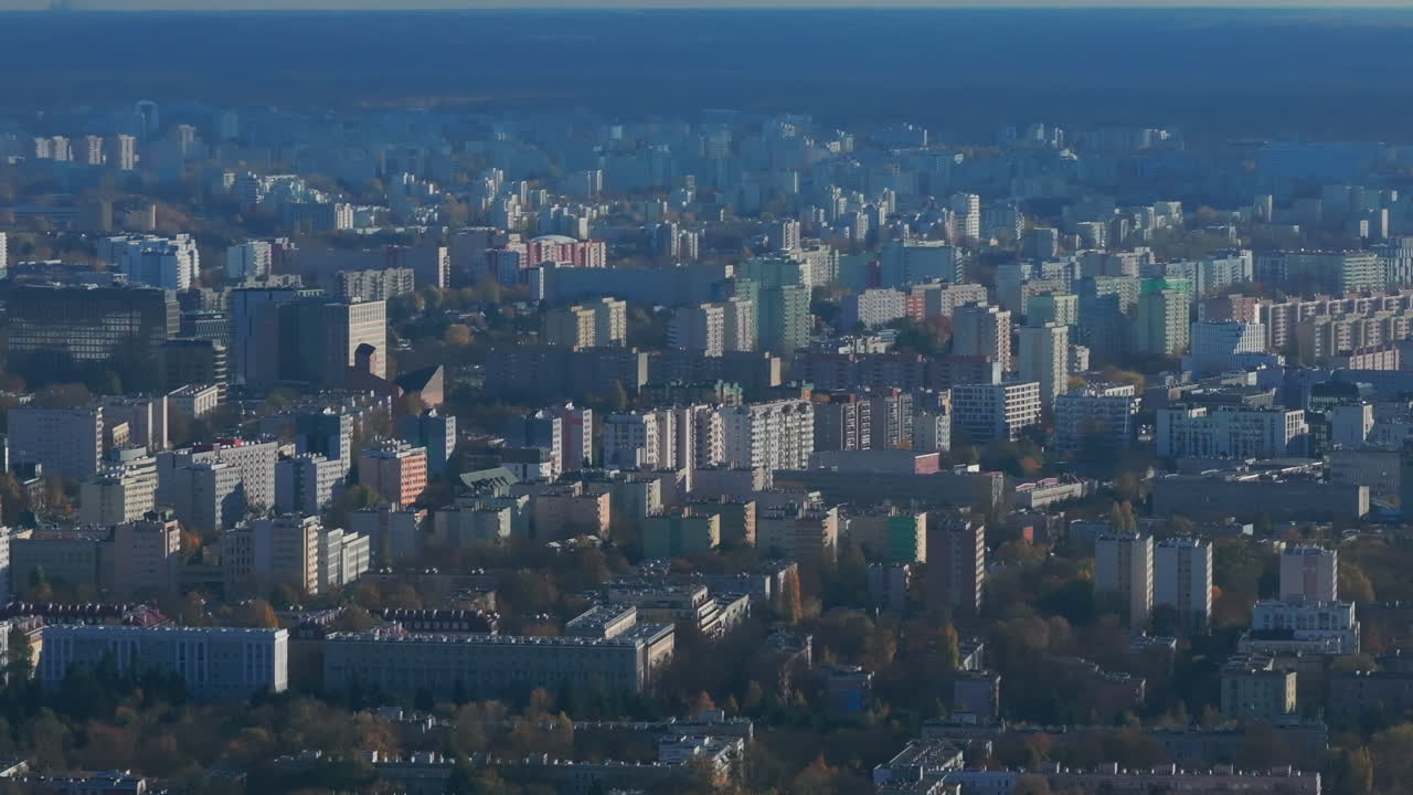 밀집된 공산주의 주택 바르샤바의 긴밀한 공중 슬라이더