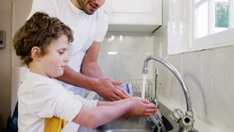 Padre-E-Hijo-Lavándose-Las-Manos-En-El-Fregadero-De-La-Cocina