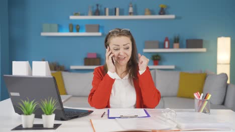 Home-Office-Mitarbeiterin-Erhält-Gute-Nachrichten.