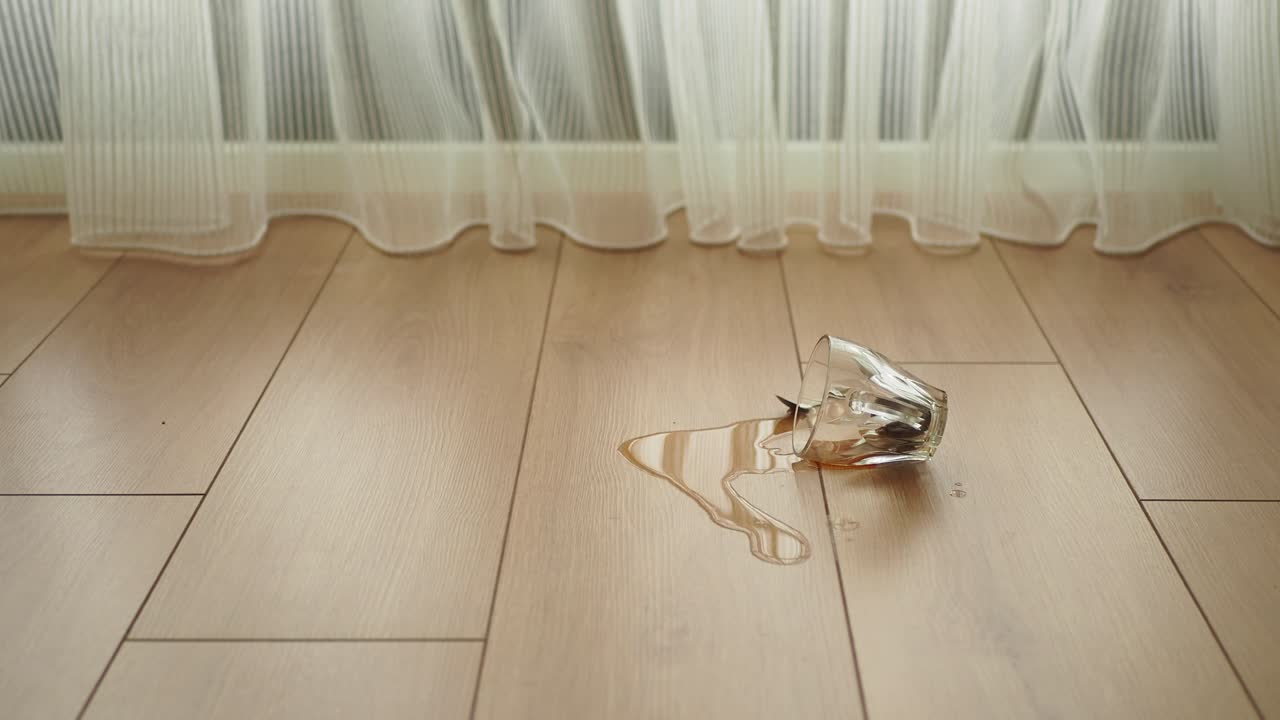 나무 바닥에 흘린 음료