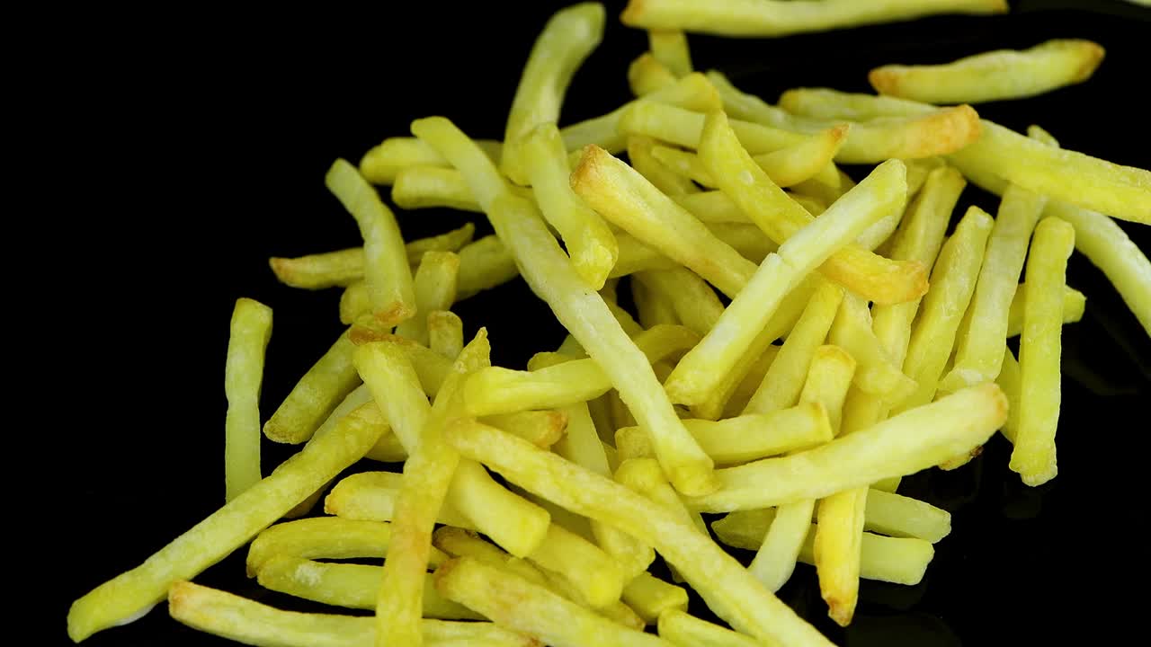 porción de patatas fritas recién hechas en un plato giratorio (loopable sin costuras)