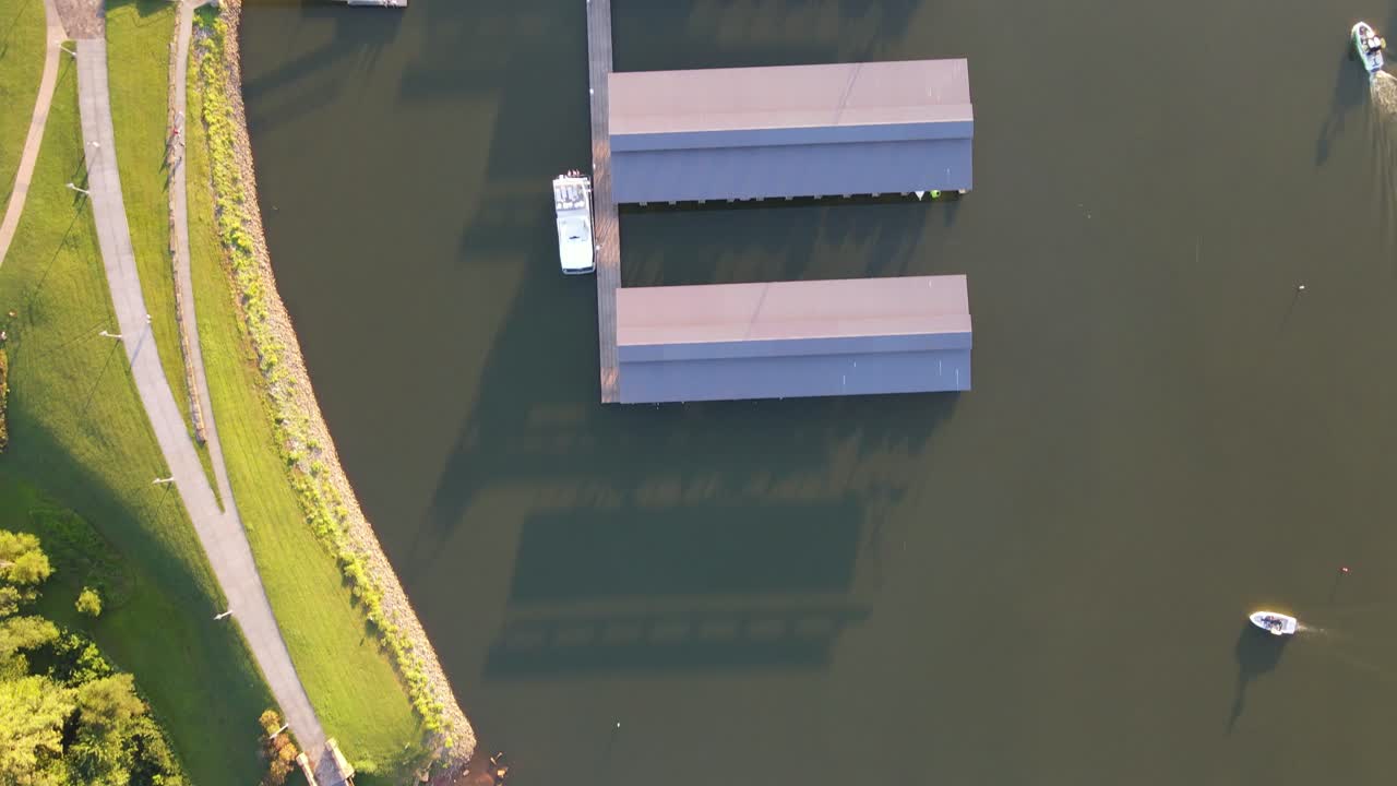 puerto deportivo para embarcaciones de recreo con cobertizos flotantes cubiertos para almacenar embarcaciones debajo, antena