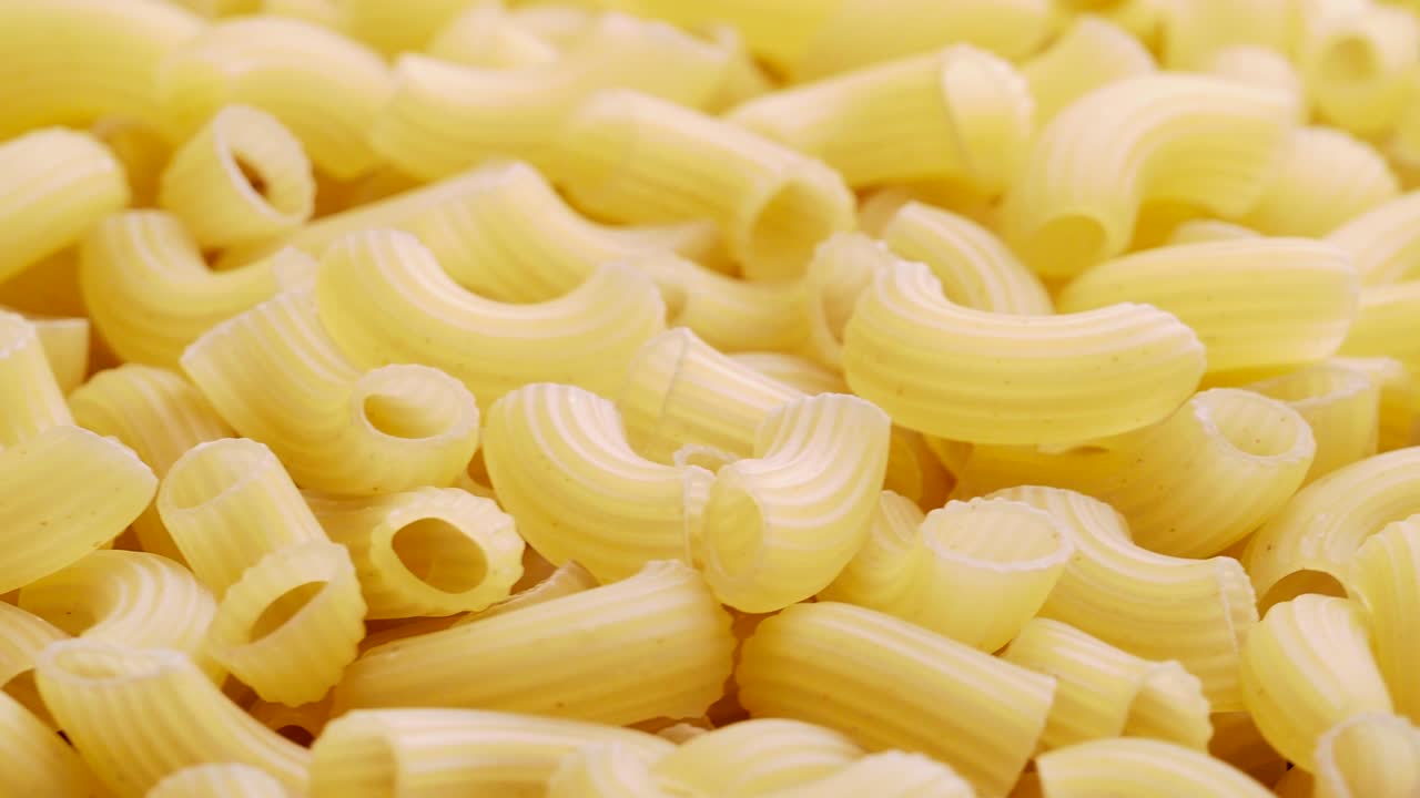 una pila de pasta italiana cruda en movimiento