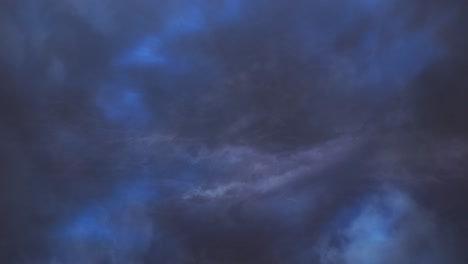 cielo oscuro de 4k con tormenta eléctrica