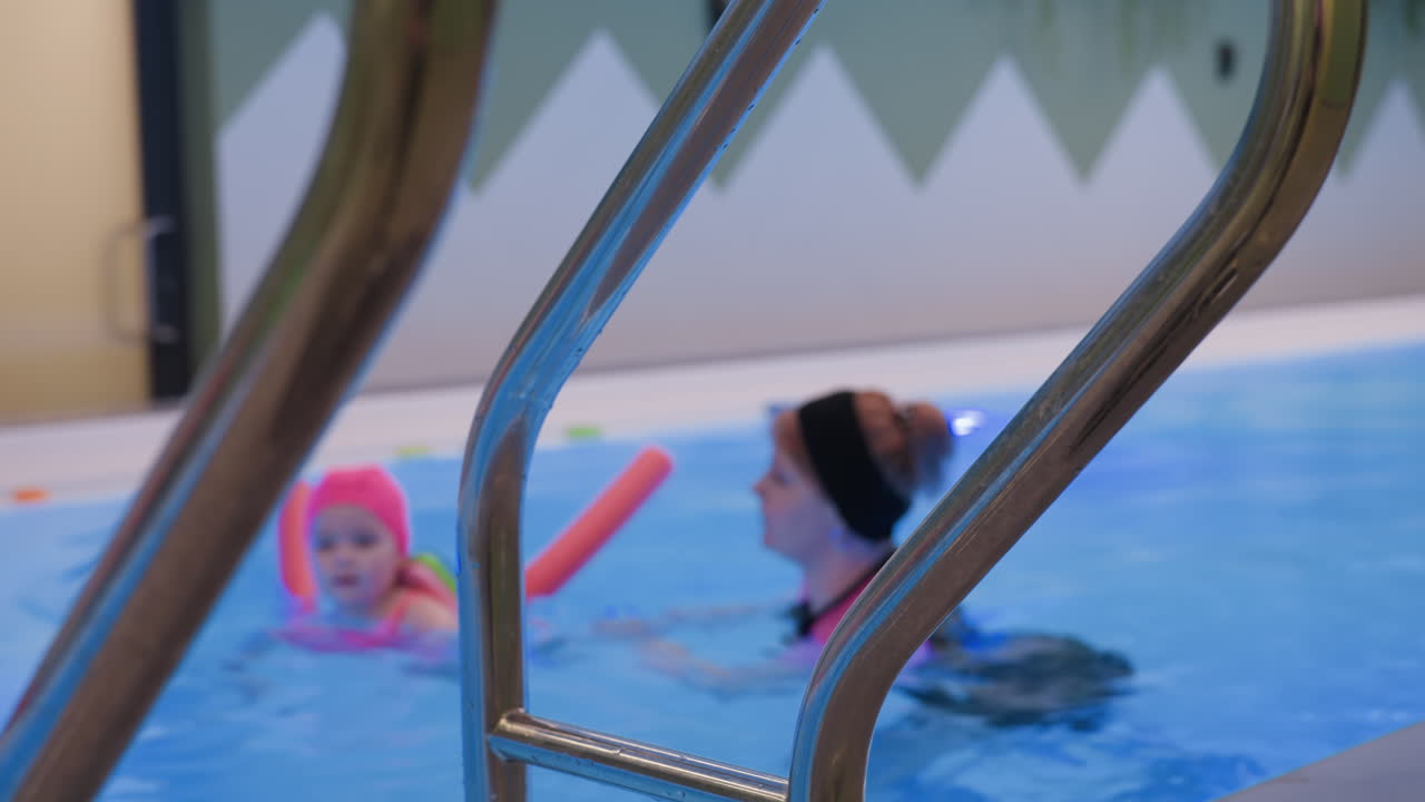 눈부신 각도에서 밝은 수영장 물을 가르며 수영하는 아이의 모습을 포착했어요. 물보라와 햇살이 비치는 잔물결, 활기찬 스트로크, 즐거운 집중, 여름 분위기, 깨끗한 환경, 선명한 디테일, 온 가족이 함께 즐기기 좋은 순간이에요.