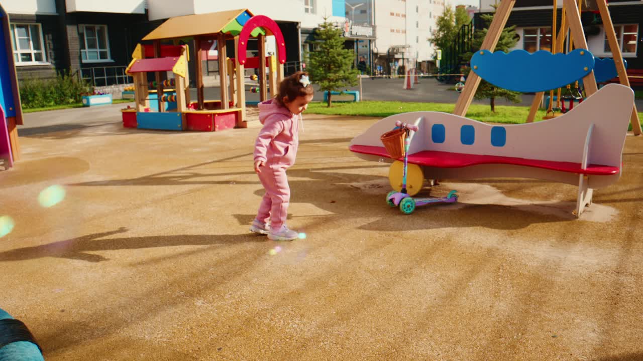 Niño alegre jugando con burbujas en un entorno de parque vibrante, capturando momentos de felicidad y asombro en un entorno exterior luminoso