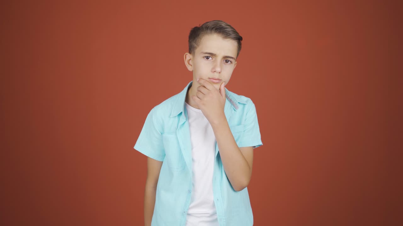 un niño mirando a la cámara con una expresión curiosa.