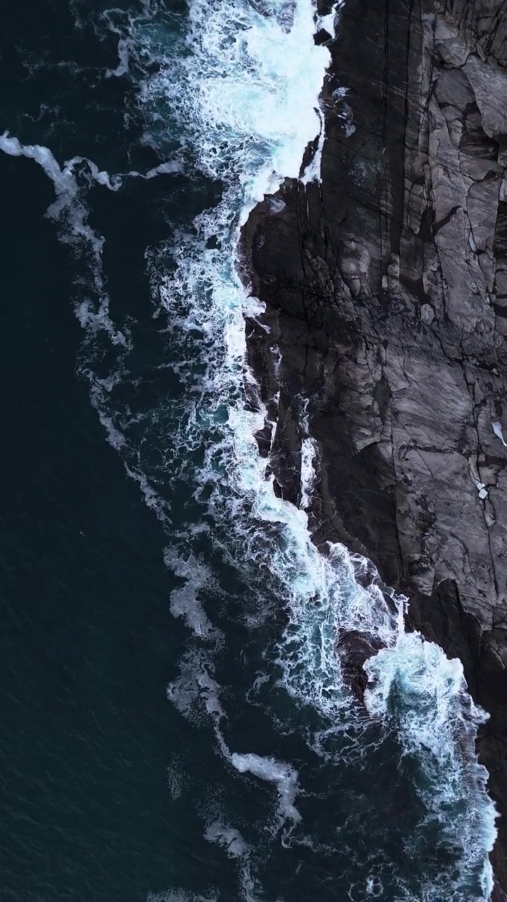 Formazioni rocciose verticali con cascate nella natura selvaggia della Norvegia. Ideale per documentari naturalistici o servizi di viaggio.