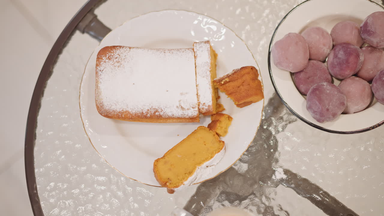 Lezzetli sonbahar tatlısı. Tatlı ikramlarla dolu şirin kafe. Kekler ve sonbahar ambiyansı ile sıcak kafe. Şirin bir sonbahar ortamında balkabağı ekmeği ve pembe pirinç keki içeren tatlı bir kahve sahnesi