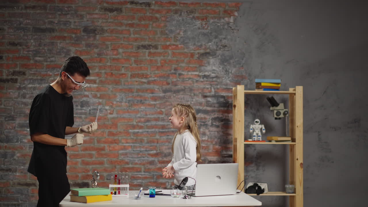 учитель и девушка играют на ножницах из каменной бумаги в веселой науке