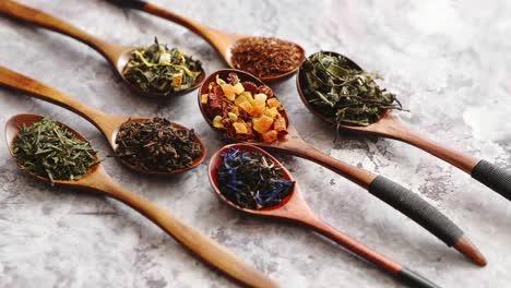 cucharas con diferentes tipos de hojas de té secas