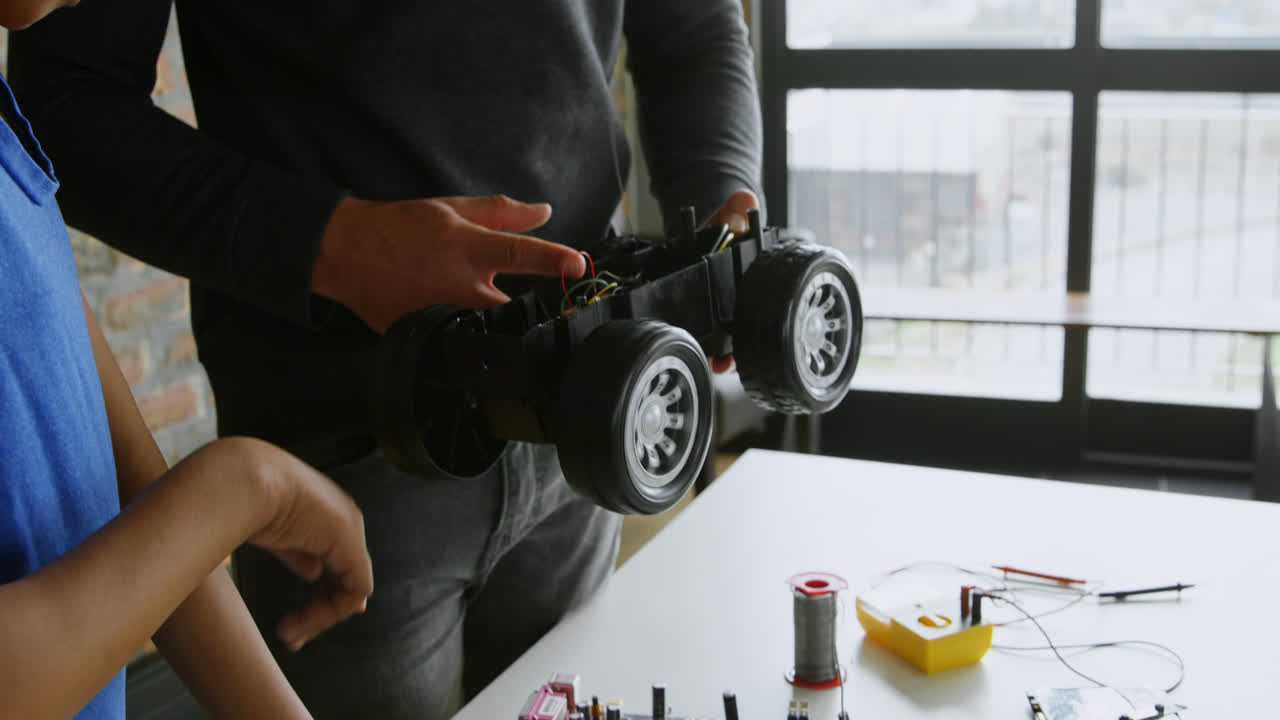 아버지 와 딸 이 전기 자동차 4k 를 점검 하고 있다