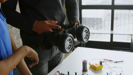 padre e hija comprobando un coche eléctrico 4k
