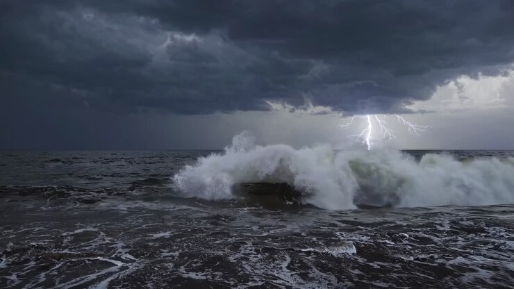Vidéo spectaculaire d’un paysage marin avec une vue en contre-plongée capturant des vagues orageuses et des éclairs sous une obscurité