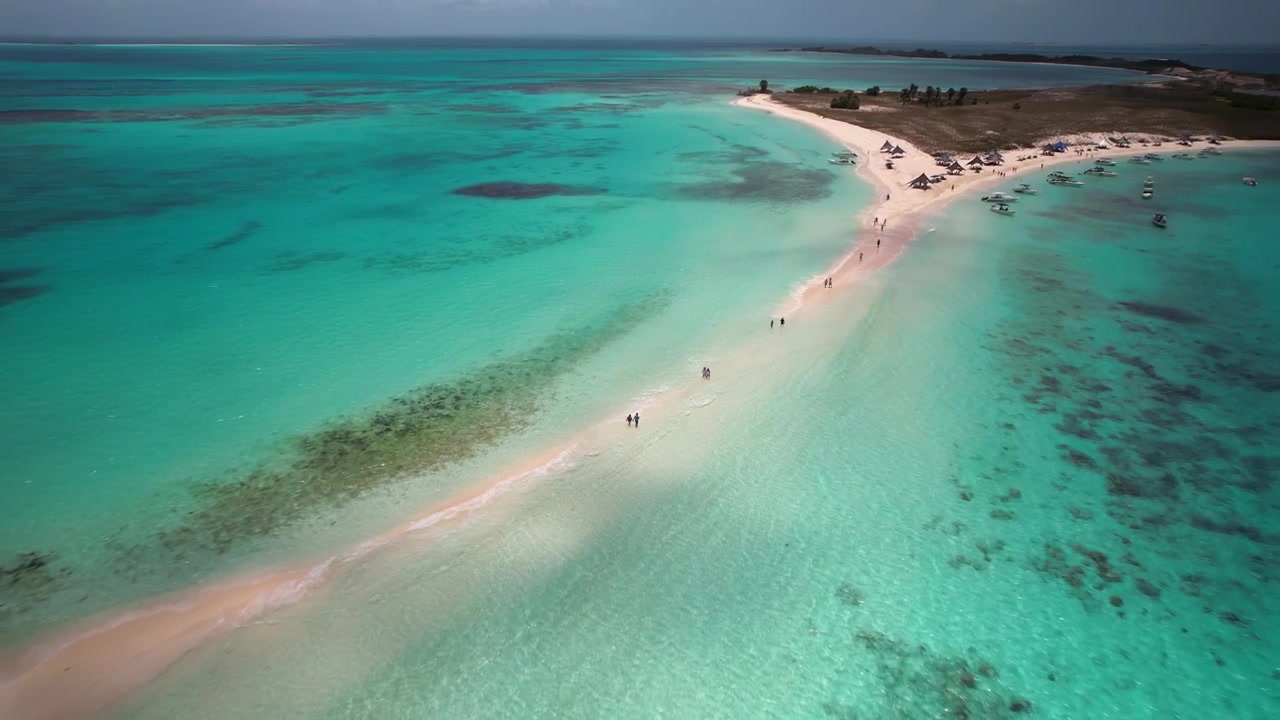 Cảnh quay drone bay lùi từ trên cao khỏi bãi cát nhiệt đới Cayo de Agua.