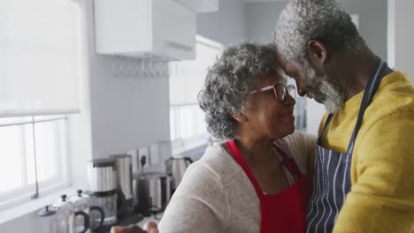 una pareja afroamericana mayor bailando en casa. distanciamiento social en cuarentena