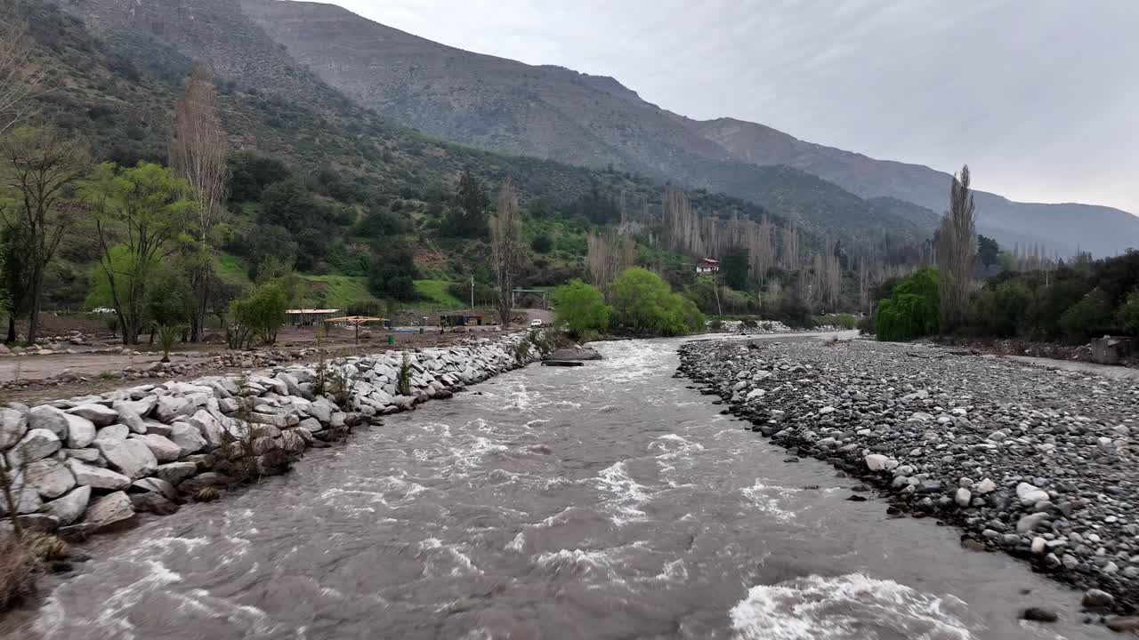 avión no tripulado de bajo nivel sobre el río maipo cerca de santiago en chile con fondo montañoso