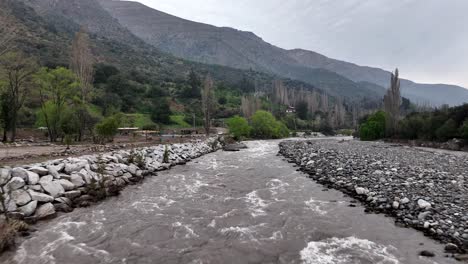 Drone-De-Bajo-Nivel-Sobre-El-Río-Maipo-Cerca-De-Santiago-En-Chile-Con-Fondo-Montañoso