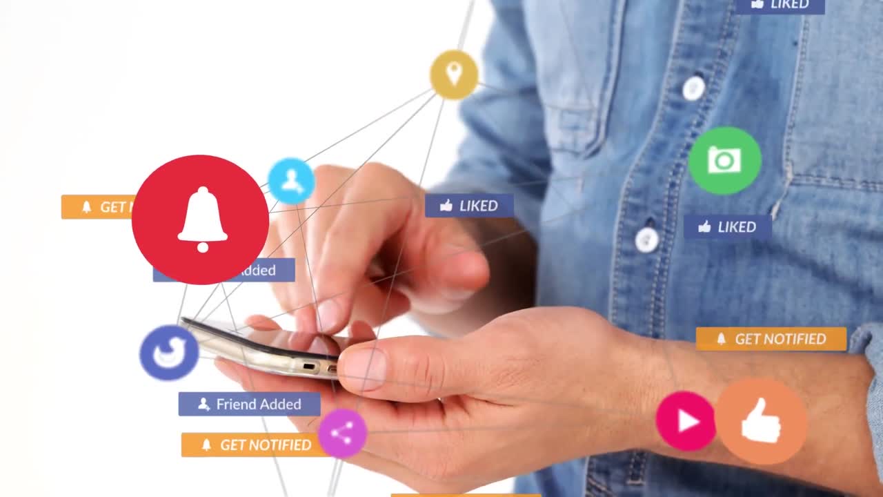 animación de los iconos de las redes sociales y la red de conexiones sobre el hombre caucásico usando un teléfono inteligente