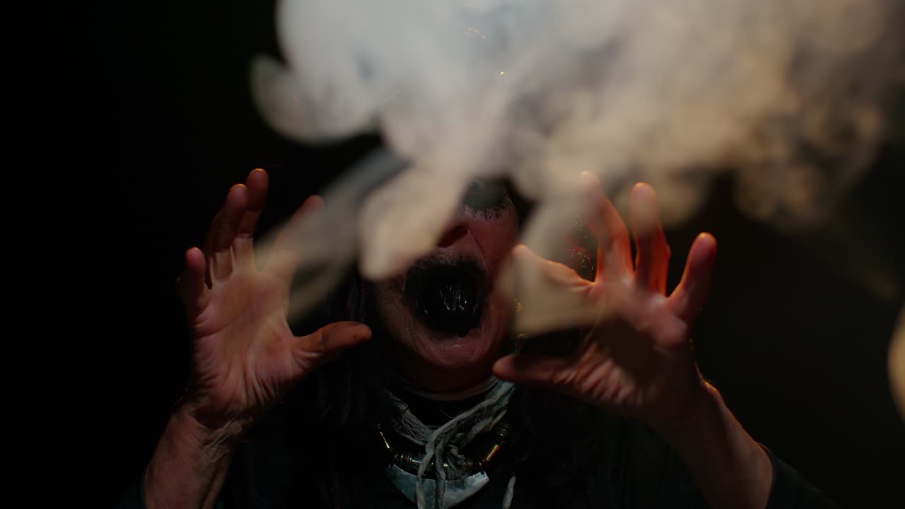 무서운 무서운 성숙한 여성 할머니와 할로윈 스타일리쉬 마녀 메이크업 끔찍한 얼굴을 만드는