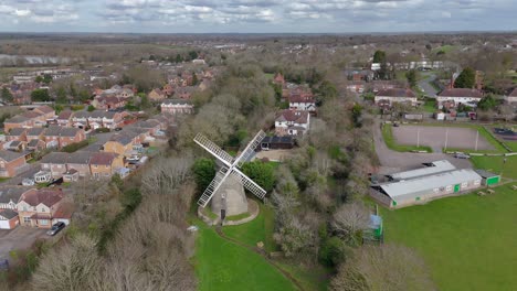 Una-Vista-Aérea-Del-Molino-De-Viento-Bradwell-En-Milton-Keynes-En-Un-Día-Nublado,-Buckinghamshire,-Inglaterra,-Reino-Unido.