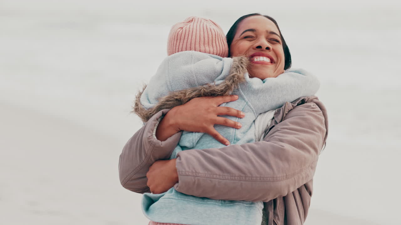 여자, 달리고 엄마가 해변에서 포옹