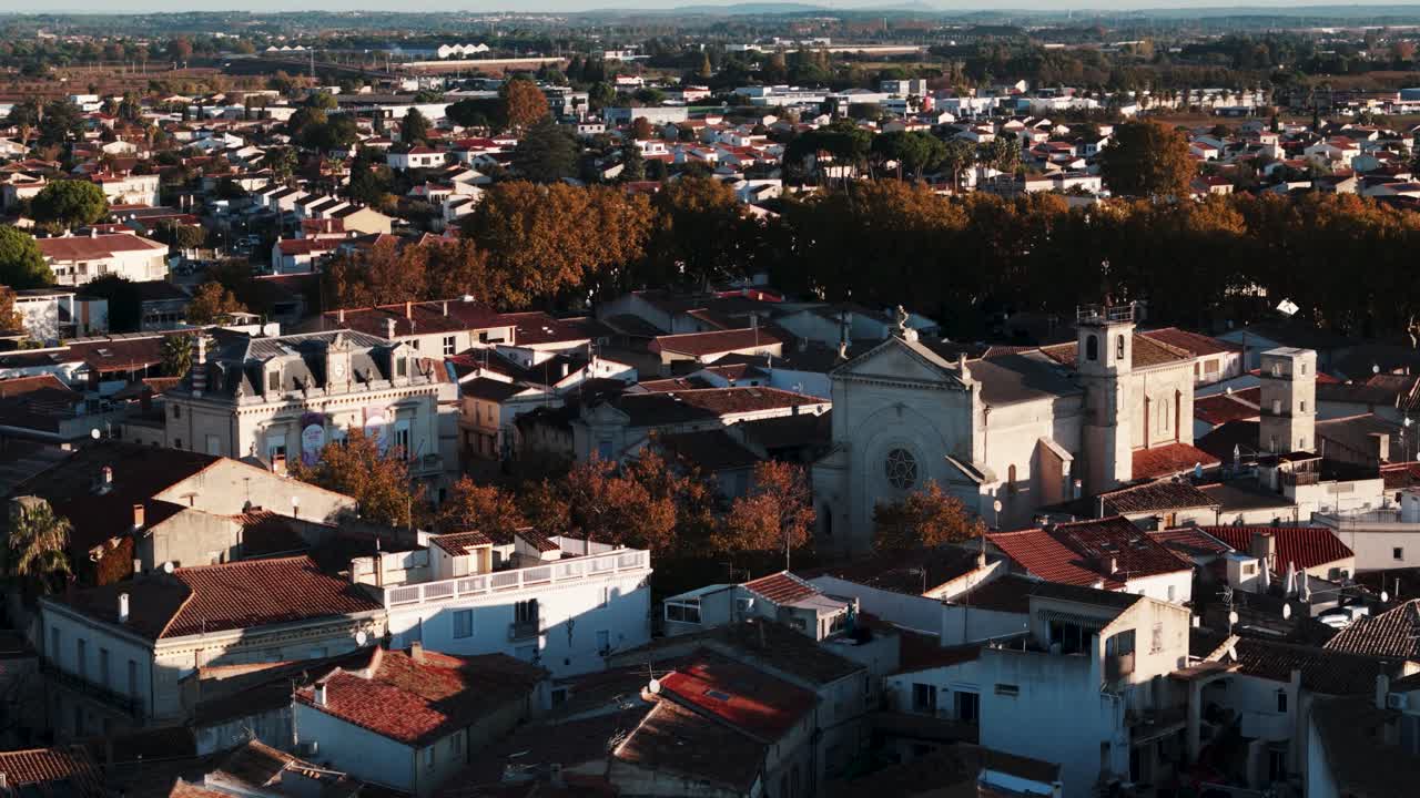 fotografía aérea del ayuntamiento de mudaison en el corazón de la ciudad