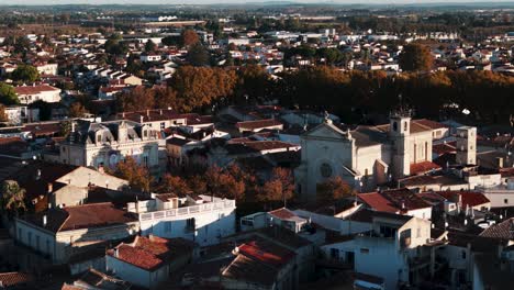 Toma-Aérea-Del-Ayuntamiento-De-Mudaison-En-El-Corazón-De-La-Ciudad