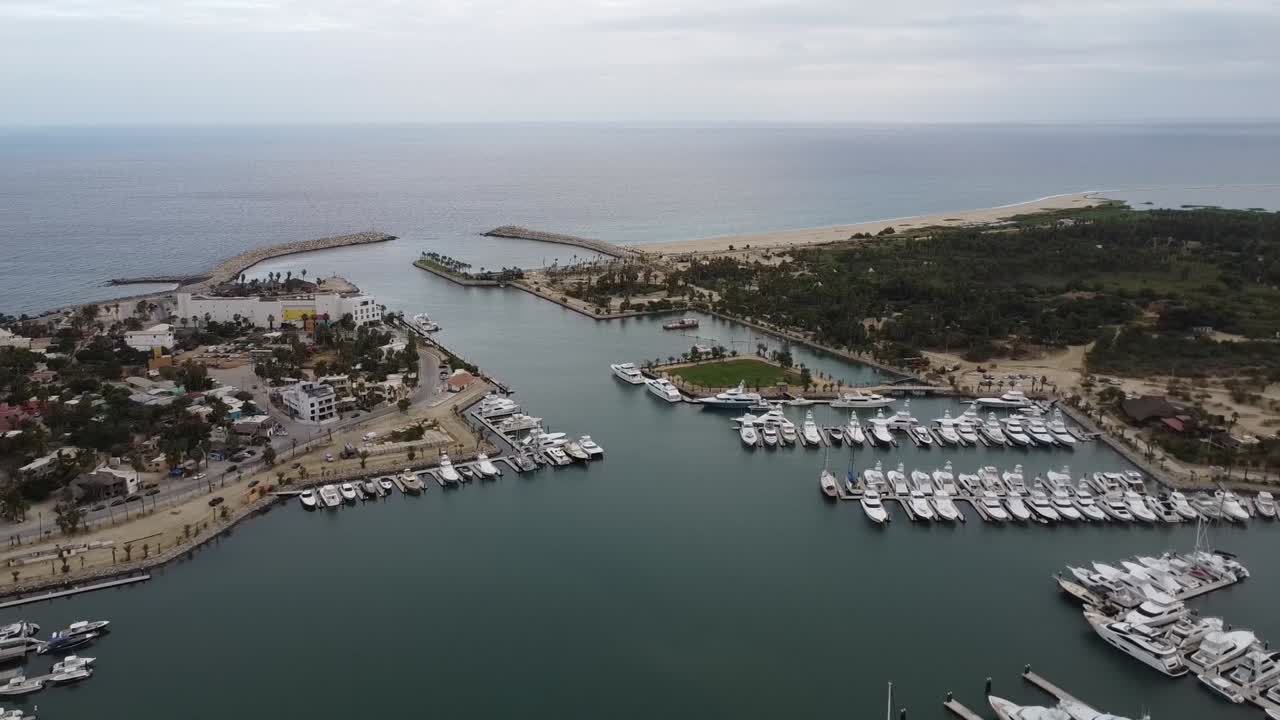 puerto los cabos imágenes aéreas de la marina cerca de san josé del cabo en los cabos méxico con yates atracados en el puerto, revelando una toma de avión no tripulado