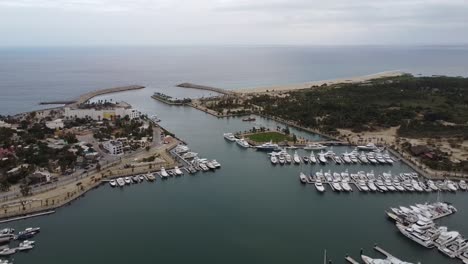 Puerto-Los-Cabos-Luftaufnahmen-Des-Yachthafens-In-Der-Nähe-Von-San-Jose-Del-Cabo-In-Los-Cabos,-Mexiko,-Mit-Im-Hafen-Angedockten-Yachten,-Die-Eine-Drohnenaufnahme-Zeigen