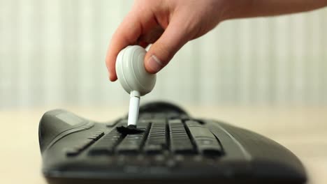 limpieza de dedos cuidando del teclado del portátil 1