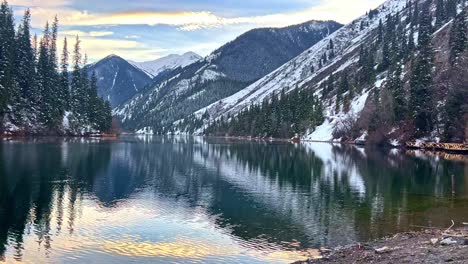 Lago-Con-Agua-De-Espejo-Al-Atardecer